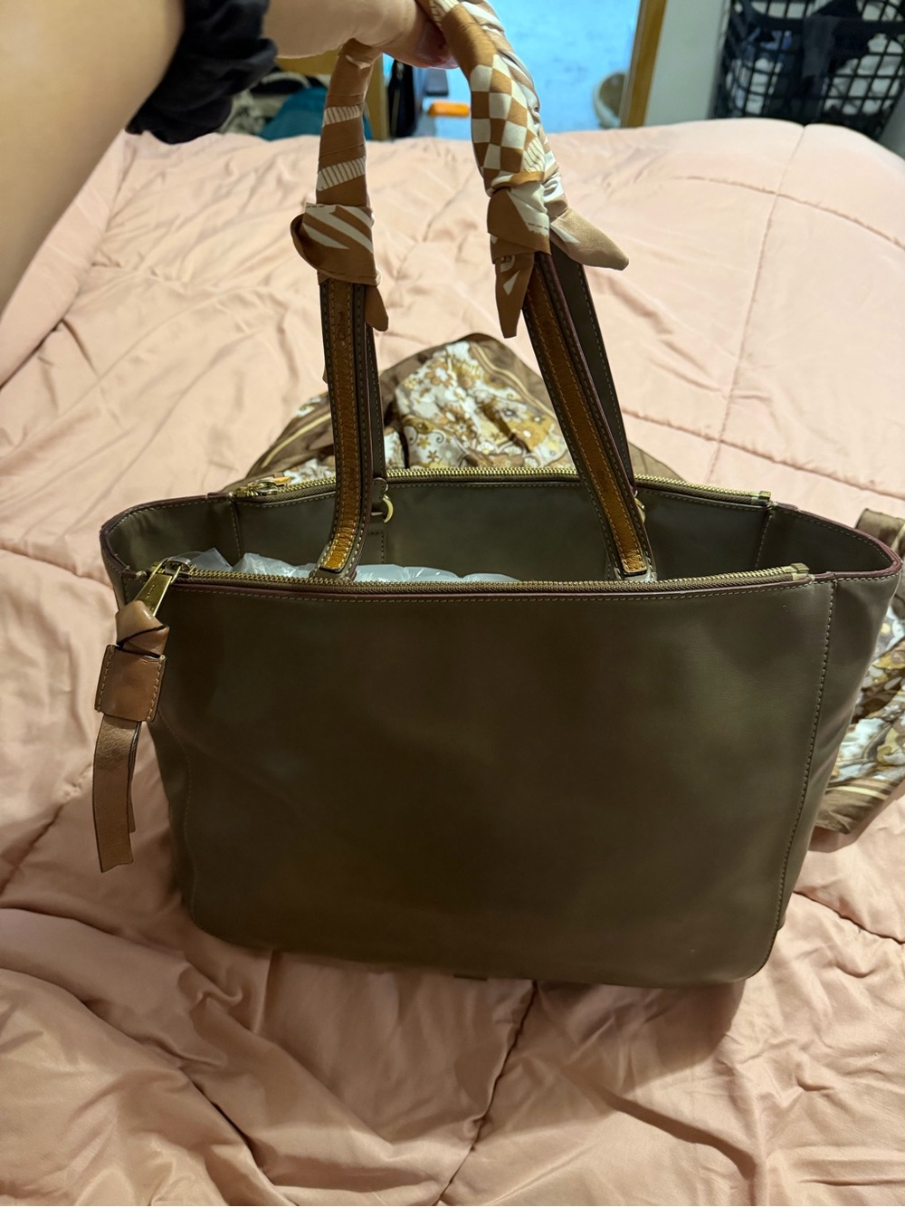 Chloe Classic Brown Leather Tote Bag - Versatile Everyday Handbag